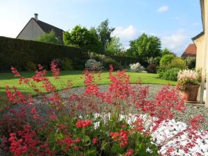 Saint-Germain-du-CorbéisSt Germain的院子里种着红色和粉红色花的花园