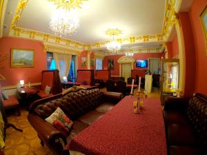 基辅拉威立雅酒店的客厅配有真皮沙发和桌子