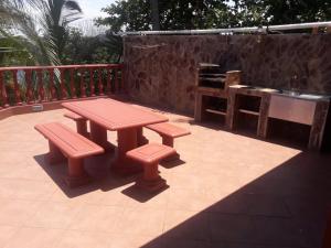 普拉伊拉多比莱尼Bilene Dream House 1的天井上设有野餐桌和2张长椅
