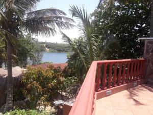 普拉伊拉多比莱尼Bilene Dream House 1的红色长凳,享有水体的景色