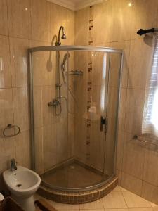 普拉伊拉多比莱尼Bilene Dream House 1的带淋浴、水槽和卫生间的浴室