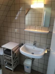 诺德代希Kiekkast 2的一间带水槽和镜子的浴室