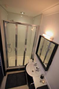 哈罗盖特Franklin Mount Boutique Guesthouse的浴室配有白色水槽和淋浴。