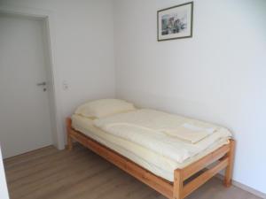 萨尔茨堡Premium City Apartment Amadeus的一张小床,位于客房的角落