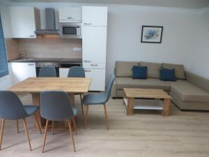 萨尔茨堡Premium City Apartment Amadeus的客厅配有沙发和桌椅