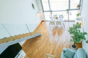 Apartamento LOFT duplex con parking Gratis的休息区