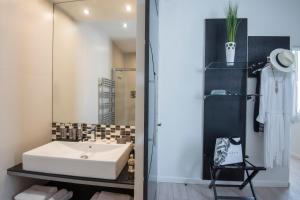 戛纳戛纳欧卡雷克鲁瓦塞特公寓式酒店的一间带水槽和镜子的浴室