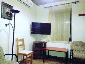 RepanídhionTerra Lemnia B的客厅配有电视和桌椅