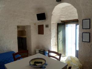 奇斯泰尼诺皮克罗特鲁洛乡村民宿的一间带桌子和窗户的用餐室