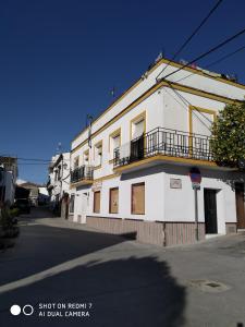 埃尔博斯克Dúplex con terraza en El Bosque的街道上带阳台的白色建筑