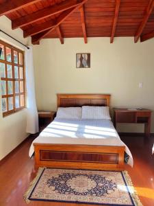 塔巴贝拉圣卡洛斯塔巴波拉酒店的一间卧室,卧室内配有一张木床