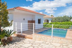 库尼特Club Villamar - Cinc的房屋前的白色围栏,带游泳池