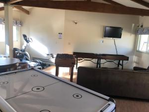 ColevilleMeadowcliff Lodge Coleville的客厅设有台球桌和电视。