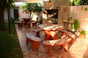 米拉马尔Departamentos MeliMar的庭院配有桌椅和壁炉。