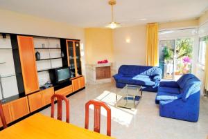 圣苏珊娜Club Villamar - Grace的客厅配有2张蓝色沙发和电视