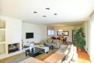 MontrásClub Villamar - Starck的客厅配有白色沙发和壁炉