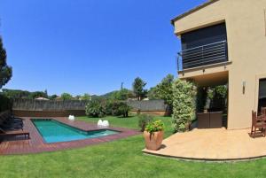 MontrásClub Villamar - Starck的一个带游泳池和房子的后院