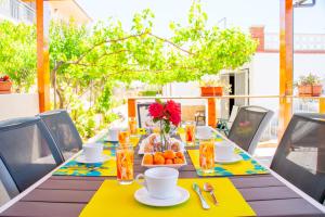 埃勒凡达尔Club Villamar - Sylvie的一张桌子,上面有黄色的桌布和一碗水果