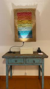 金塔湖Quinta do Lago Golf的一张桌子,墙上有彩色的绘画
