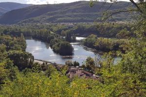 富瓦Foix的享有河流美景,拥有房屋和树木