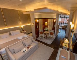 昆卡阿尔卡萨大厦酒店的一间带大床的卧室和一间客厅