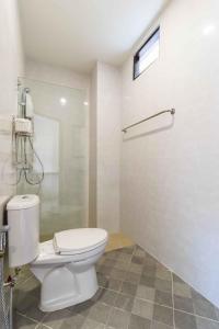 涛岛Wyh Hotels的白色的浴室设有卫生间和淋浴。