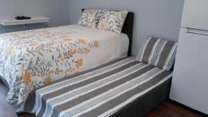 三河城The Sequoia Hut!的小卧室配有一张带毯子的床