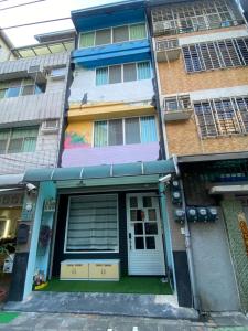 台南耶伊親子溜滑梯民宿的公寓大楼设有前门和窗户。