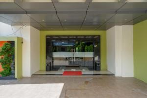 PulupandaRedDoorz Plus near Hotel Benua Kendari的大楼里一条红色地毯的走廊