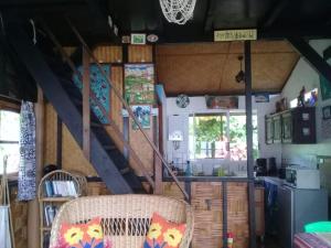 乌图罗阿Fare Vahine Oviri - 1048DTO-MT的房屋内的厨房,设有楼梯