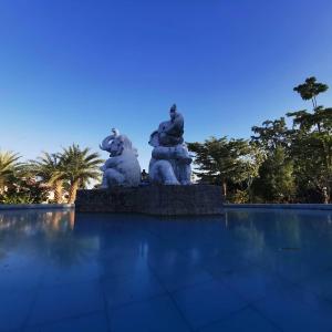 坤敬บ้านสวนกรีนวิวรีสอร์ท的水库中两头大象的雕像