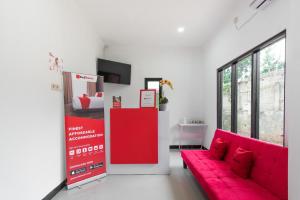 RedDoorz Plus near Trans Studio Cibubur 2的电视和/或娱乐中心