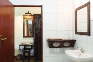 雾观河马空心庄园酒店的一间带水槽和镜子的浴室