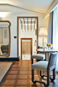 波托菲诺Splendido Mare, A Belmond Hotel, Portofino的客厅配有桌子和镜子