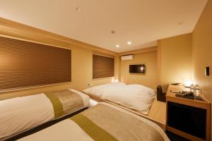 京都Rinn Shirakawa South的一间卧室设有两张床和一个带百叶窗的窗户。