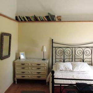 科尔特斯德拉夫龙特拉Casita la Luna Rosa的一间卧室配有一张床和一个带镜子的梳妆台