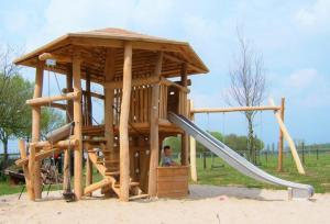 龙塞Ijsmolenhoeve的游乐场上带滑梯的木游戏结构