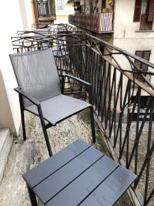 多莫多索拉皮埃蒙特斯奥拉宾馆的阳台的椅子和长凳