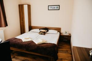 普图伊Apartments-rooms Vogrinec的一间卧室配有一张床,上面有两条毛巾