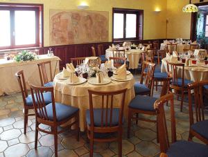 蒙特拉Zia Carmela的餐厅内带桌椅的用餐室