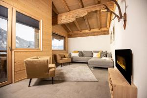 菲根Naturlodge Tirol - Naturverbunden im Zillertal的带沙发和壁炉的客厅