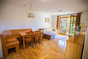 马里博尔Apartment Jurič的厨房以及带桌椅的起居室。