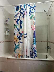 圣伊西德罗Apartamento Mendoza I - San Isidro的浴室配有淋浴帘和浴缸。