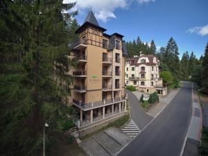玛丽亚温泉Spa Apartments St. Moritz的街道旁有滑板坡道的建筑物