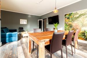 卡尔斯鲁厄zentrales 130 qm Design-Appartement mit Extras的一间带木桌和椅子的用餐室