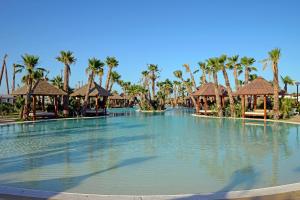克雷维连特Alannia Costa Blanca的棕榈树度假村的大型游泳池
