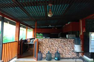 纳闽巴霍Villa Alam Flores Komodo Labuan Bajo Mitra RedDoorz的一间设有石墙柜台的餐厅