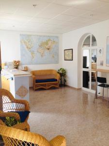 马略卡岛帕尔马圣特尔莫旅馆的墙上有一张世界地图的房间