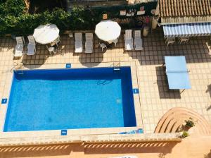 马略卡岛帕尔马圣特尔莫旅馆的享有带2张桌子和椅子的游泳池的顶部景致