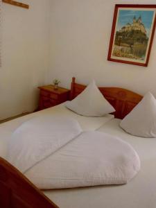 Selzthalvidimo se的卧室配有2个白色枕头